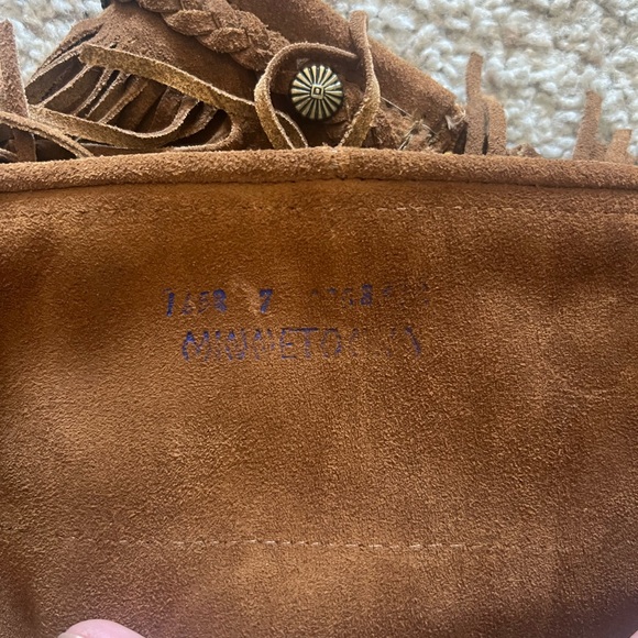 Minnetonka 5-Layer Fringe Boot size 7 - Picture 10 of 10